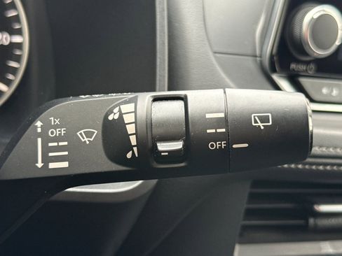 Used 2024 Nissan Rogue SV image 39