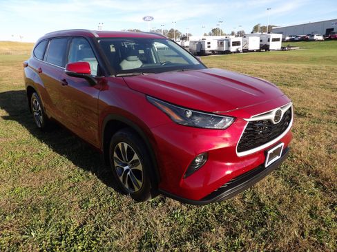 Used 2023 Toyota Highlander XLE image 5