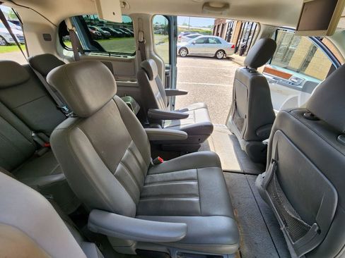 Used 2009 Chrysler Town & Country Touring FWD image 12