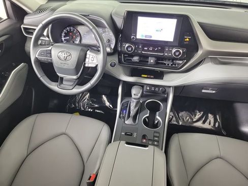 Used 2025 Toyota Highlander XLE FWD image 16