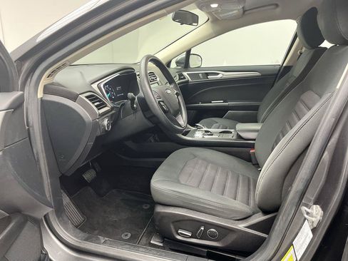 Used 2017 Ford Fusion SE w/ Fusion SE Technology Package FWD image 3