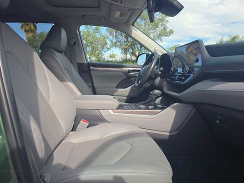 Used 2024 Toyota Highlander Limited image 11