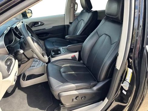 Used 2024 Chrysler Pacifica Touring-L FWD image 23
