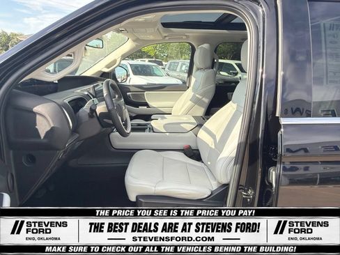 Used 2025 Ford Expedition Platinum w/ Driver's Package AWD/4WD image 19