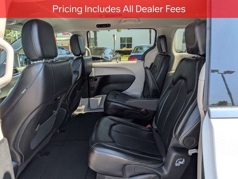 Used 2024 Chrysler Pacifica Touring-L FWD image 14