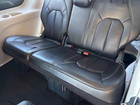 Used 2023 Chrysler Pacifica Touring-L image 23