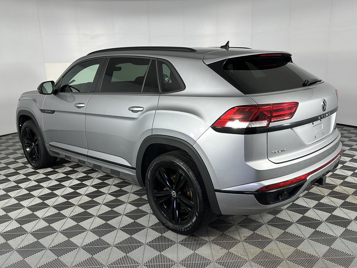 Used 2023 Volkswagen Atlas Cross Sport SEL R-Line AWD/4WD image 29