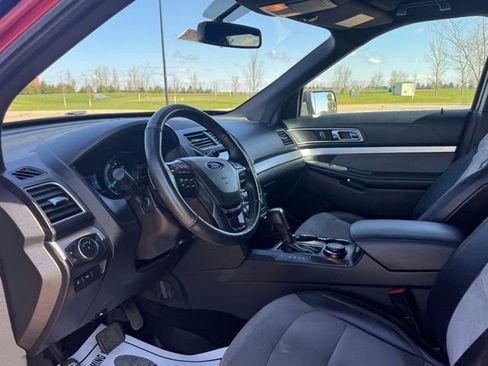Used 2017 Ford Explorer XLT w/ Equipment Group 202A AWD/4WD image 10
