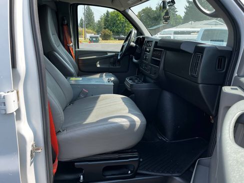 Used 2015 Chevrolet Express 2500 RWD image 16