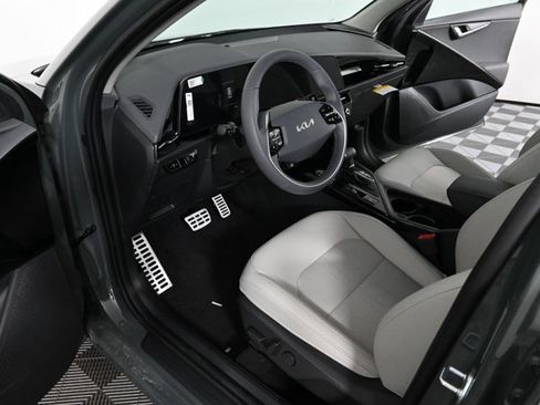 New 2025 Kia Niro EX Touring image 16