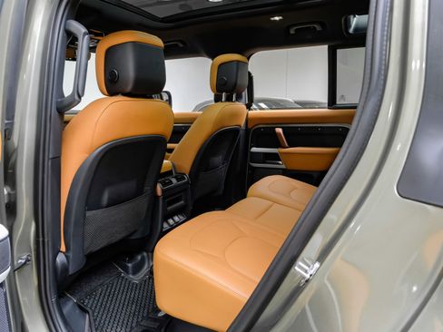 Used 2023 Land Rover Defender 110 SE image 41