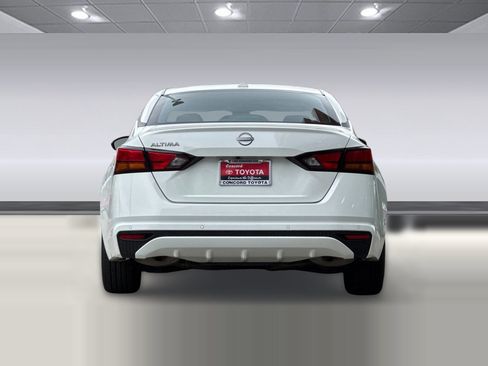 Used 2025 Nissan Altima 2.5 SV FWD image 9