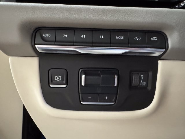 Used 2025 Cadillac Escalade Premium Luxury Platinum AWD/4WD image 11
