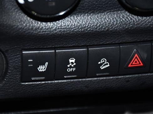 Used 2013 Jeep Wrangler Unlimited Sahara w/ Connectivity Group AWD/4WD image 31