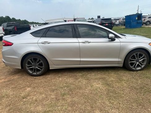 Used 2017 Ford Fusion SE w/ Equipment Group 201A FWD image 8