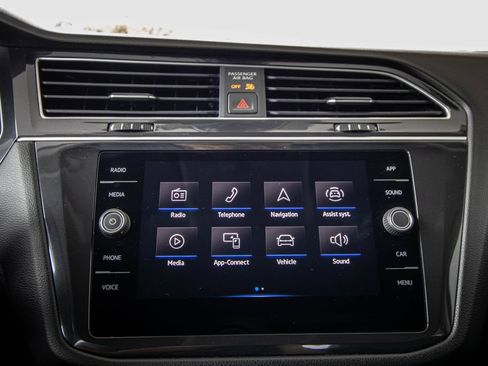 Certified 2024 Volkswagen Tiguan SE FWD image 39
