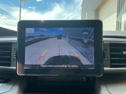 Used 2024 Ford Explorer XLT w/ Equipment Group 202A AWD/4WD image 23