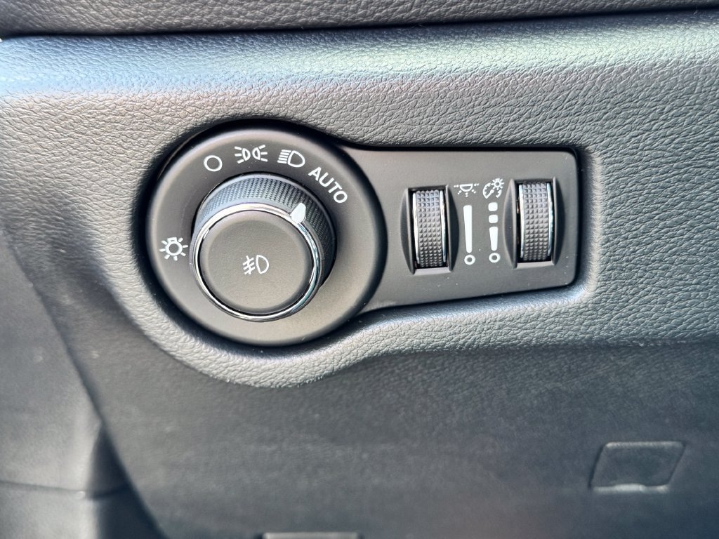 New 2026 Chrysler Pacifica Select FWD image 28