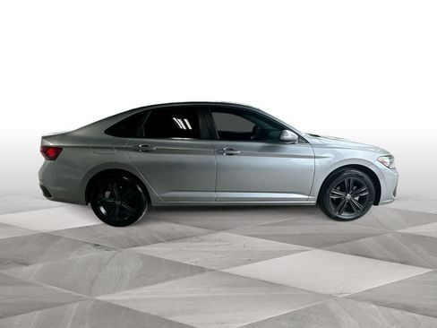 Used 2022 Volkswagen Jetta SE w/ Panoramic Sunroof Package FWD image 9