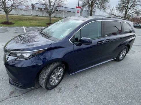 Used 2024 Toyota Sienna LE AWD/4WD image 4