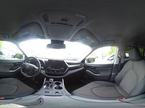 Used 2025 Toyota Highlander LE FWD image 41