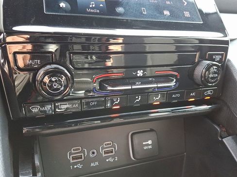 Used 2025 Jeep Grand Cherokee Laredo image 15