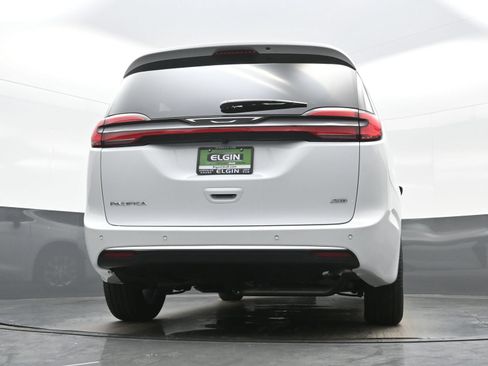 New 2027 Chrysler Pacifica Select AWD/4WD image 18