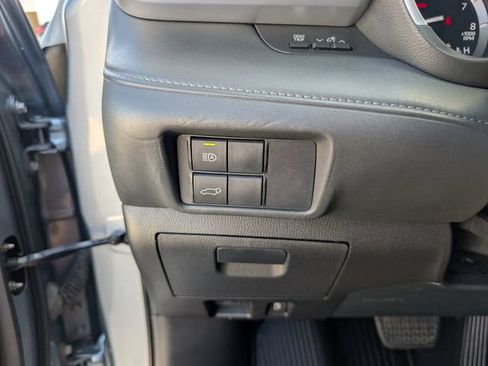 Used 2020 Toyota Highlander XLE FWD image 11