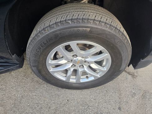 Used 2024 Chevrolet Suburban LT image 33