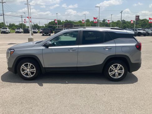 Used 2024 GMC Terrain SLE w/ Driver Convenience Package FWD image 4