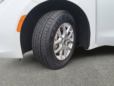 Used 2023 Chrysler Voyager LX image 32