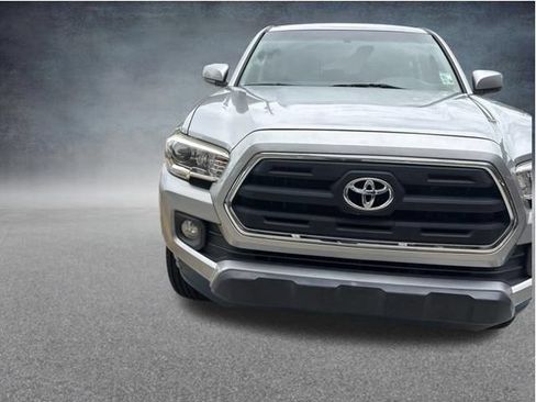 Used 2017 Toyota Tacoma SR5 w/ Tow Package RWD image 5