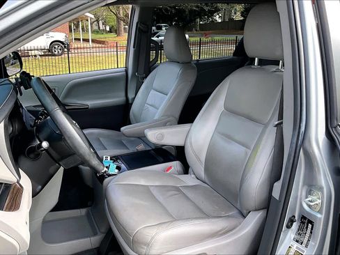 Used 2015 Toyota Sienna XLE image 8