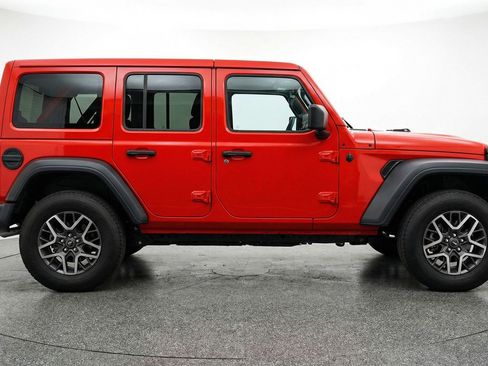 Used 2025 Jeep Wrangler Sahara image 11