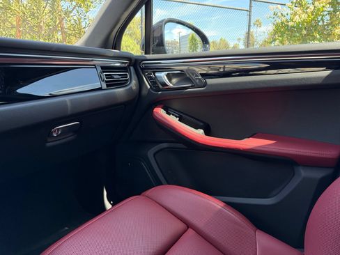 Used 2026 Porsche Macan AWD/4WD image 24