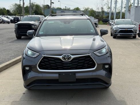 Used 2022 Toyota Highlander XLE AWD/4WD image 3