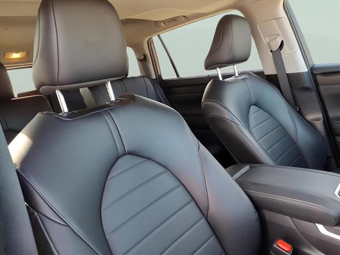 Used 2024 Toyota Highlander XLE image 19