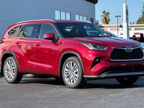 New 2025 Toyota Highlander Platinum image 10