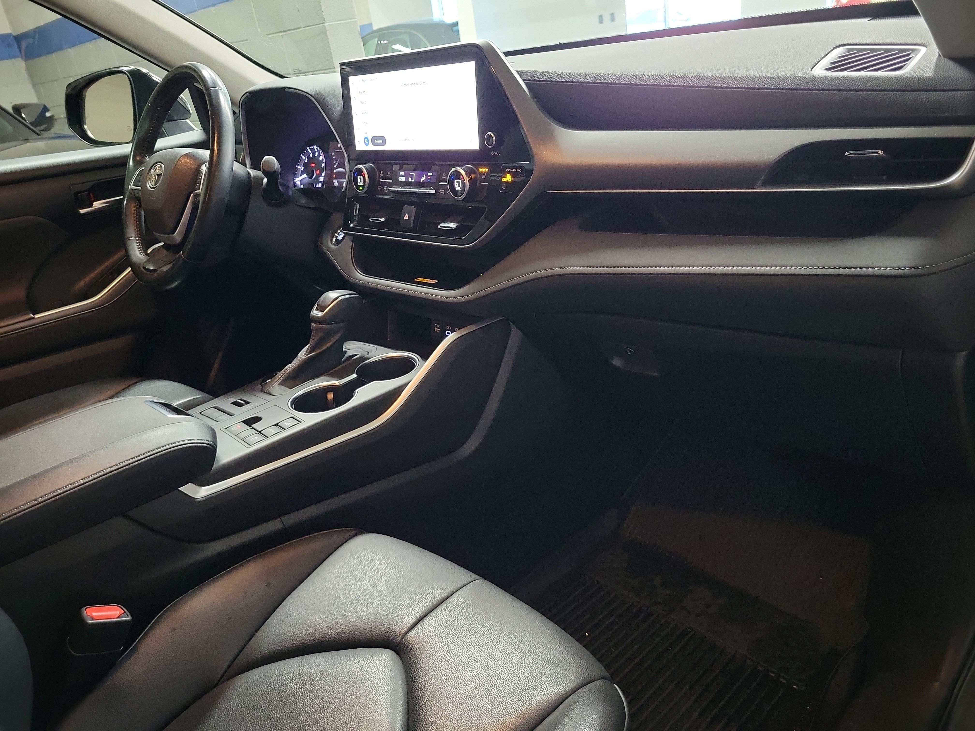 Used 2023 Toyota Highlander XLE AWD/4WD image 12