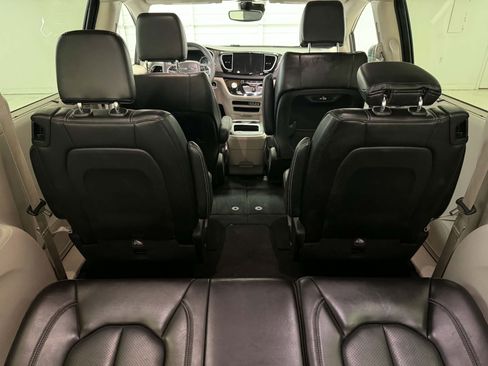 Used 2023 Chrysler Pacifica Touring-L FWD image 14
