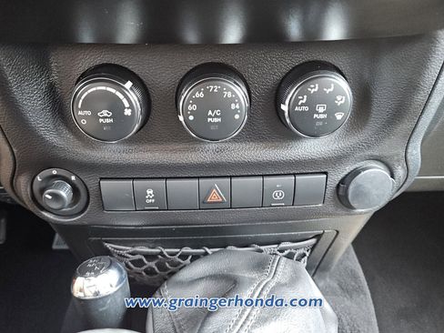 Used 2017 Jeep Wrangler Unlimited Sahara AWD/4WD image 16