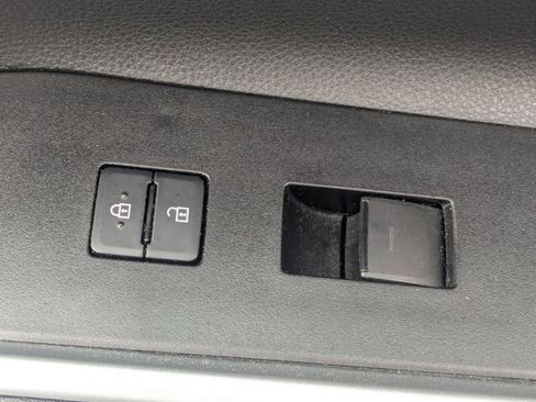 Used 2025 Toyota Highlander LE FWD image 33