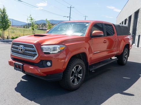 Used 2016 Toyota Tacoma TRD Sport AWD/4WD image 3