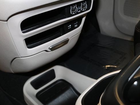 Used 2023 Chrysler Pacifica Touring-L image 62