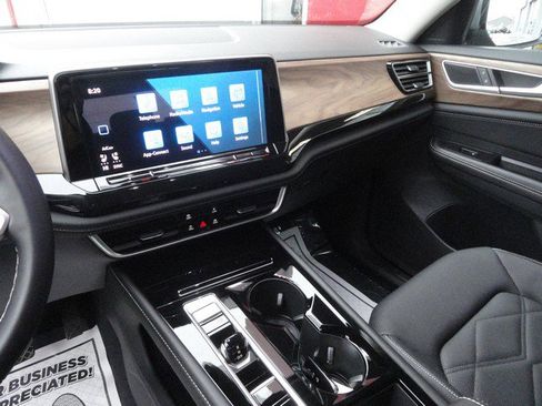 Used 2025 Volkswagen Atlas SE image 10