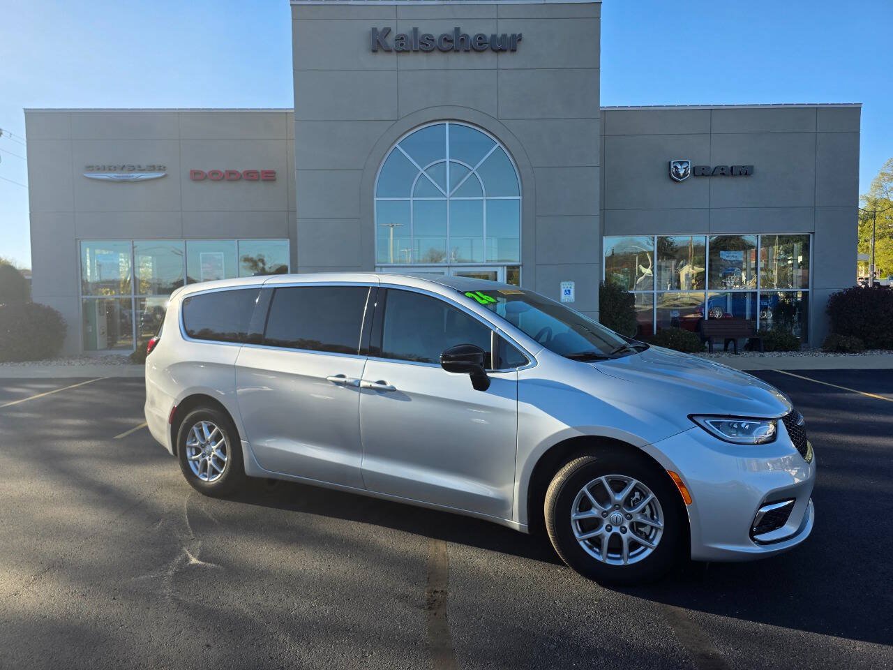 Used 2026 Chrysler Pacifica Select FWD image 3