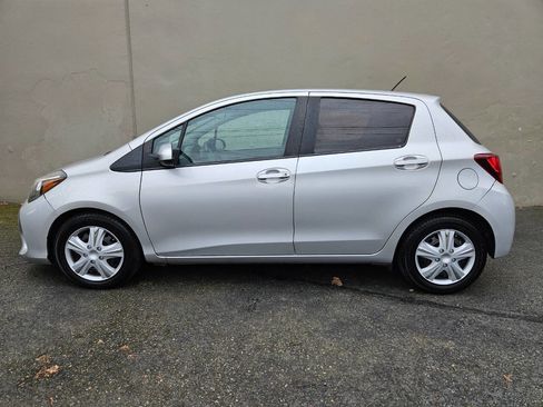 Used 2015 Toyota Yaris L image 2