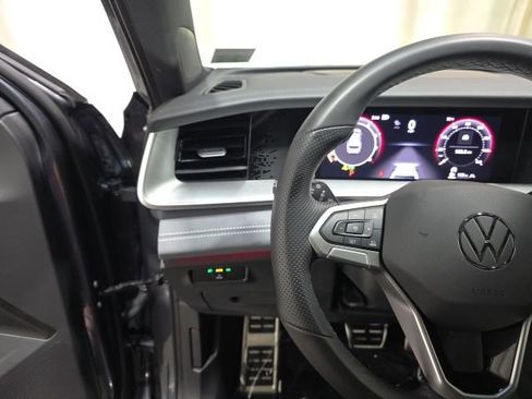 Used 2025 Volkswagen Tiguan SE R-Line image 16