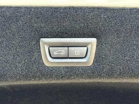 Used 2025 BMW i7 xDrive60 AWD/4WD image 17