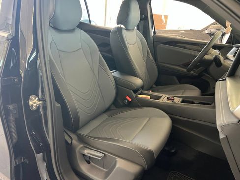 Certified 2025 Volkswagen Tiguan SE R-Line AWD/4WD image 32